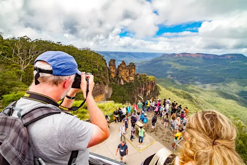 Photographing the Three Sisters from a busy lookout