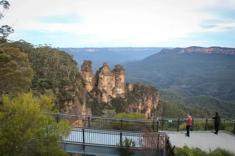 Echo Point viewing terraces and the Three Sisters